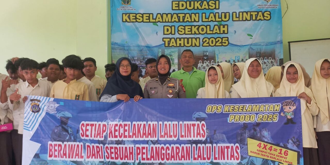 EDUKASI KESELAMATAN LALU LINTAS DI MTs MUHAMMADIYAH KARANGKAJEN