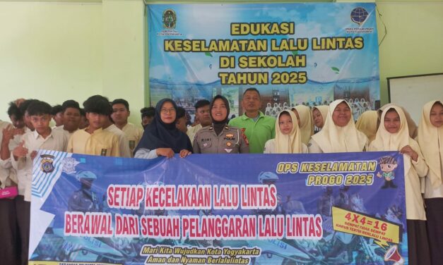 EDUKASI KESELAMATAN LALU LINTAS DI MTs MUHAMMADIYAH KARANGKAJEN