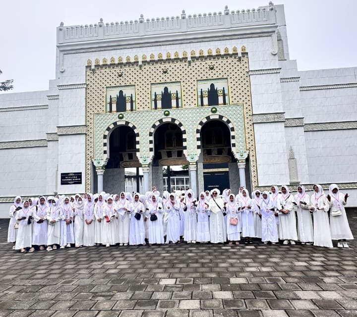 Siswa Kelas IX MTs Muhammadiyah Karangkajen Ikuti Manasik Haji dan Outing Class di Ungaran